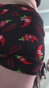 Țâțe mari încercați sutiene noi, Big Butt Schimba chiloți în fața oglinzii, ceasuri de aparat de fotografiat. Mamă sexy cu forme cu țâțe săltărețe.