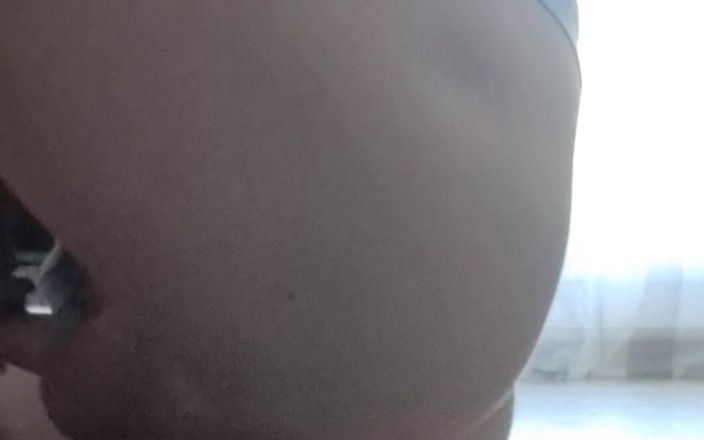 Becky_Boy: Süßer hengst dehnt sein loch mit dildo