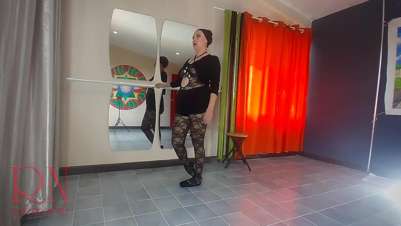 Regina Noir: Fessée le cul d'une ballerine. Punissez une mauvaise danseuse Regina...