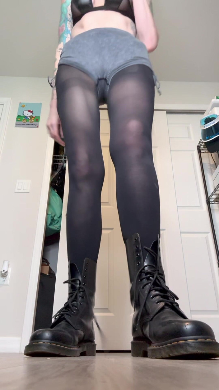 Peppermint Giantess: Pisando duro em botas tamanho 16 pés