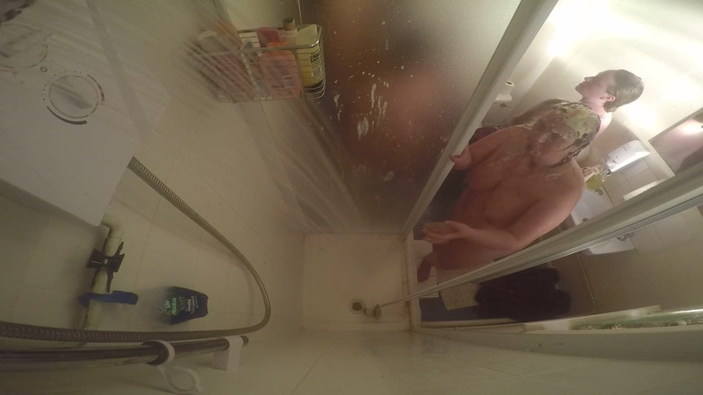 Gunked up girls: 데본, 래건과 사라 제인 샤워 BTS