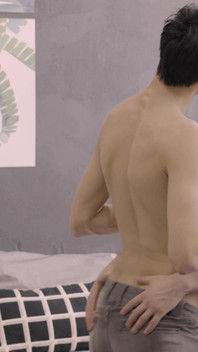 Milenci něžný polibek sají a šukají bez sedla