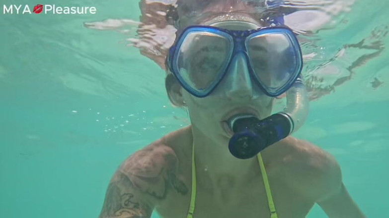 MYA Pleasure: Mya Pleasure snorkelt op Aruba