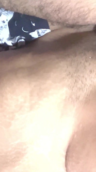 Une petite amie desi indienne vigoureuse du village se filme pendant une baise
