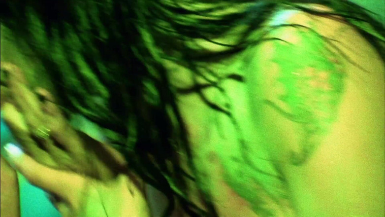Wet and Wild Lesbians: Sexy tätowierte mädchen bekommen wasserspaß und spielen mit ihrem dildo