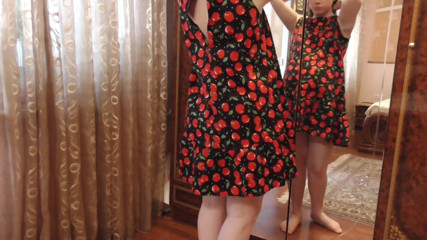 Anna Sky: 거울 근처에서 드레스를 입으려고 시도하는 아름다운 임신한 Anna