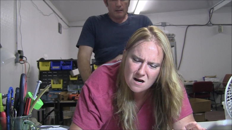 Vibra King Video: Jennifer viene sbattuta su un tavolo al lavoro