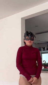 Cô ấy thích được ra lệnh