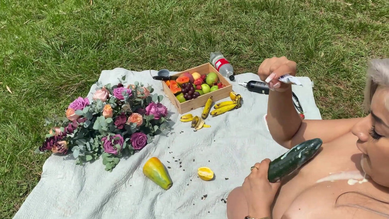 Naty Delgado: Picnic day! I fuck my tight wet pussy with a...