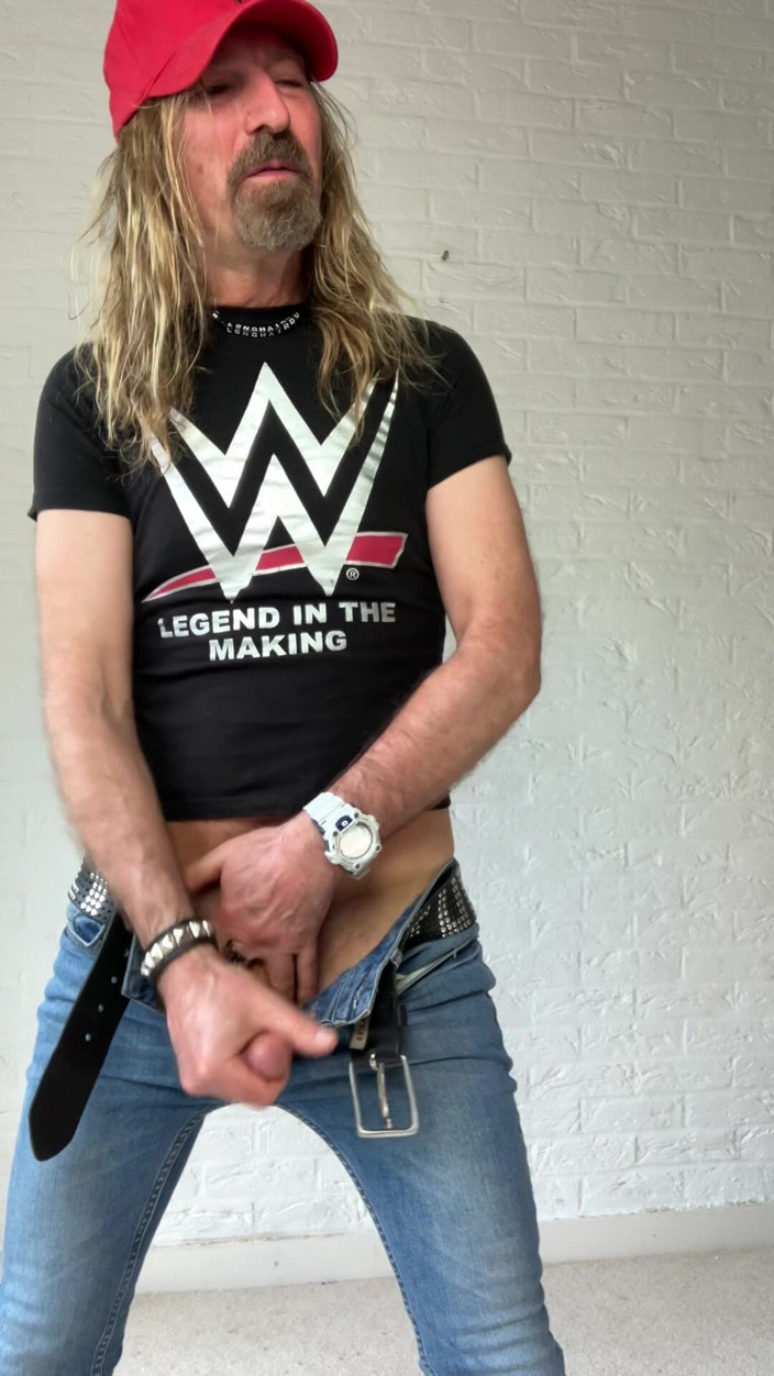 Longhairdude: Longhairdude trekt af en komt klaar in een magere spijkerbroek,...