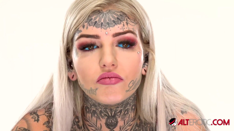 Alt Erotic: Bakom kulisserna intervju med tatuerade australiska bombnedslag Amber Luke