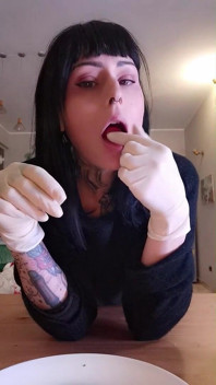 J’ai faim maintenant en mangeant des gants blancs de saumon, latex, déesse
