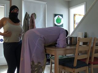 Souzan Halabi: Franska marockanska lesbiska som har sex i köket