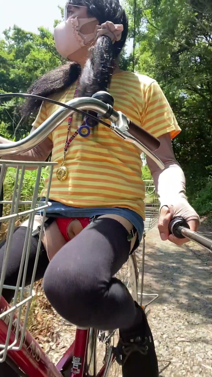 megu2002: N. 228 Pisciare in pantaloncini a cavallo a divisione