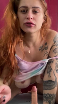 D’abord Je L’ai Mis Dans Mon Cul, Puis Dans Ma Chatte Et J’ai Joui Avec Les Pieds Devant La Caméra