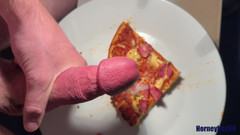 Horneyboy98: 披萨上喷了小丑喷雾