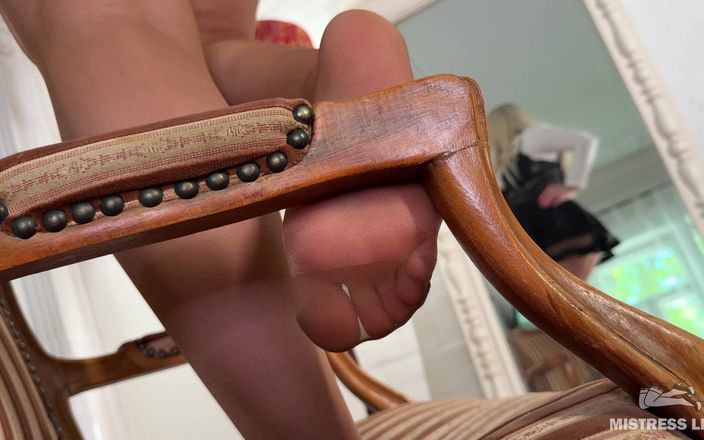 Mistress Legs: Une déesse en collants nus et talons hauts te taquine...