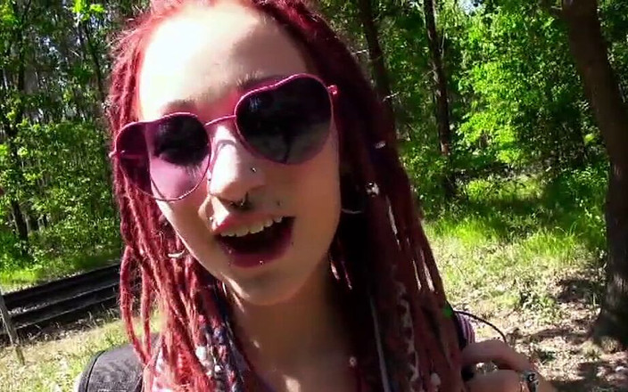 Magmafilm: Deutsches Emo Girl Mit Dreadlocks Und Piercings