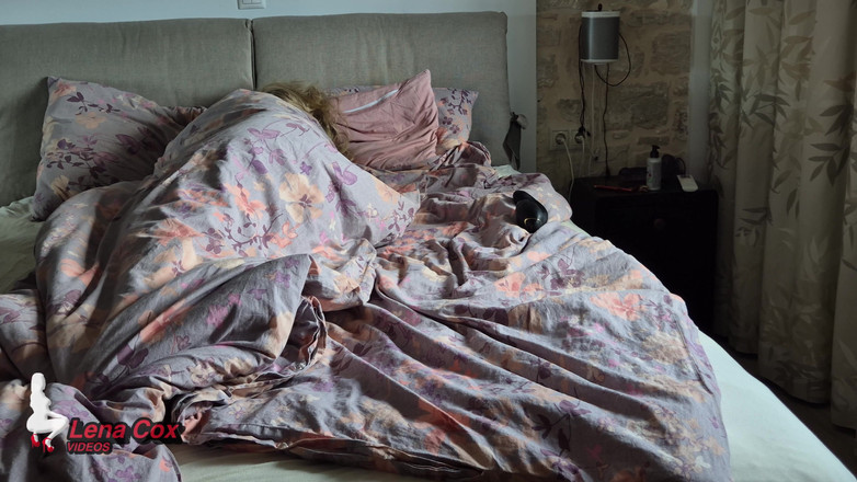 Lena Cox: Ranní masturbace v posteli
