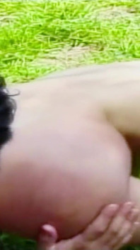 Ladyboy kurus blonde memerlukan zakar tebal untuk seks dubur di luar