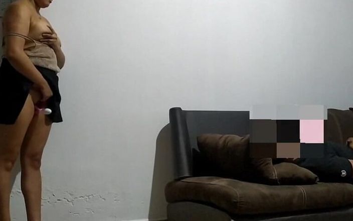 Katerine: Styvbror onanerar på soffan!