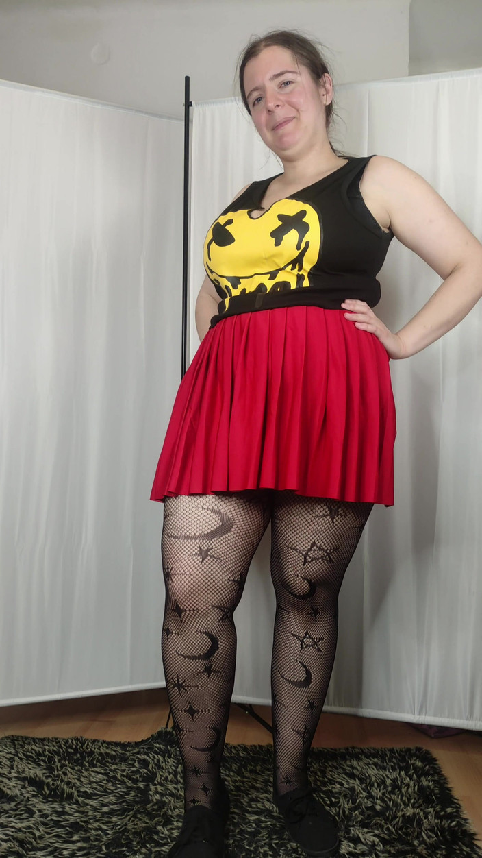 Lena Rose: [4k] Vyzkoušejte vzorované punčocháče a červenou minisukni