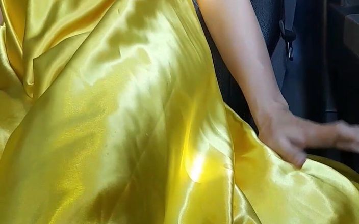 Naomisinka: Il travestito sexy si masturba indossando un abito lucido di...