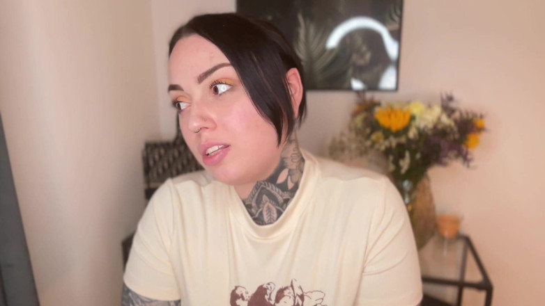 Miss Valentina: Cucked oleh teman lelaki submisif saya