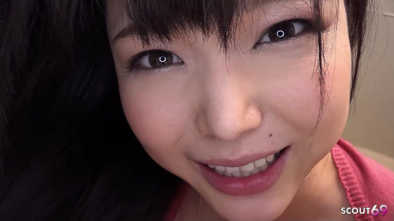 Asian porn collection: Tengere Japanse stiefdochter maakt oude man wakker met pijpbeurt in...
