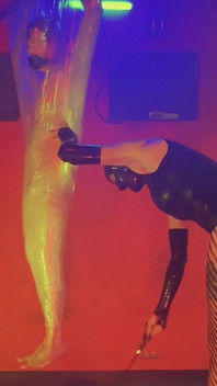 Dominatrix sahibe April Kitten sahibe için av yapıyor
