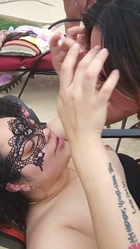Orgie cu bullbang cu stropire la piscină