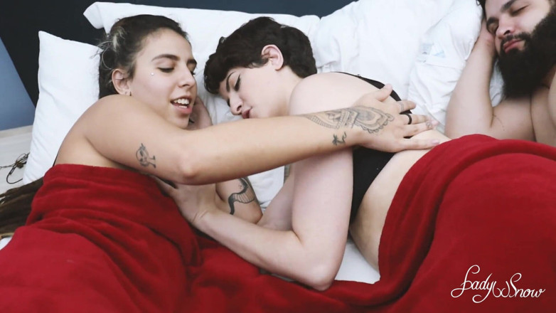 Lady Snow Brasil: เย็ดรูตูดสองตัวเมียเล็กๆ ใน threesome