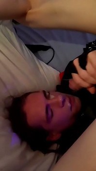 Loona shemale trans accarezza una sborrata sul suo viso vieni se questa piccola cagna che sborra su se stessa