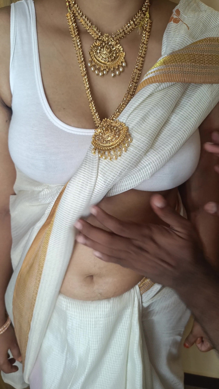 Pushpa studio: धोखा देने वाली मल्लू आंटी हॉट रोमांस ब्रेस्ट चाट रही है हॉट वायरल वीडियो