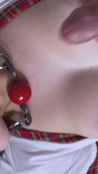 Sexslave Het की मुँह में जोरदार वीर्य के लिए हथकड़ी के साथ चुदाई