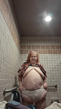 Velká Kráska Sestřička Vicki Tančí a Svléká Se V Koupelně!