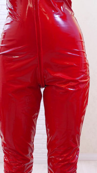 Ta blonde en latex squirte et chevauche un gode