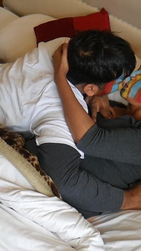 Ravi si petugas layanan kamar mengunjungi rachna yang lagi-lagi untuk memenuhi fantasi liarnya