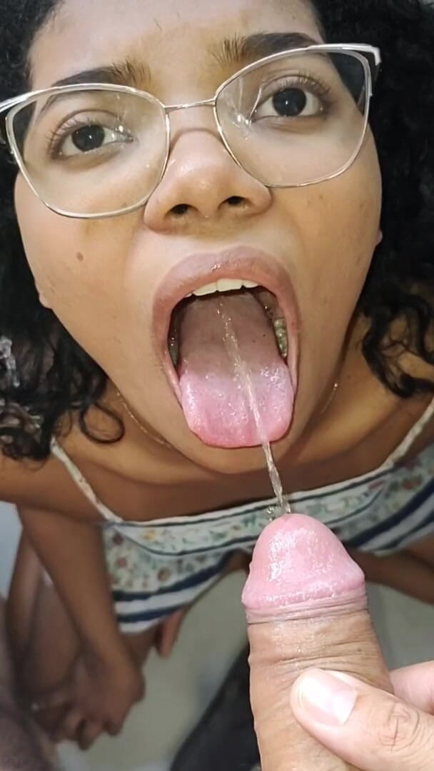 Pietro Montoya: 我听话的继女用她的舌头清洁我的脚并吞下我所有的尿液