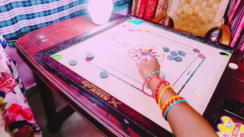 Telugu honey lips: Ha usato la lezione Carrom come scusa per attirare suo...