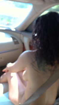 Pés nus caroneira esguichando em meu carro
