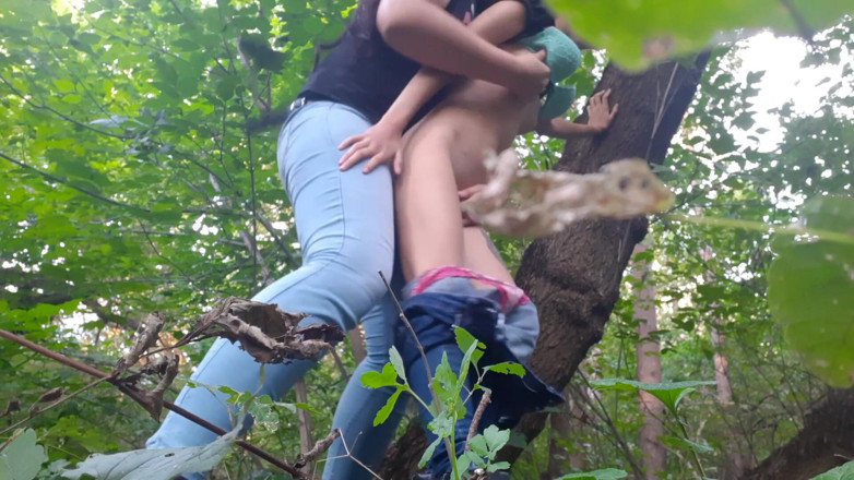 Lesbian-illusion: Seks lesbian tegar di hutan - ilusi lesbian