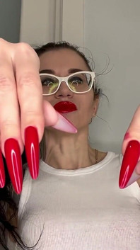 Kuku Merah Panjang dan Bibir Merah