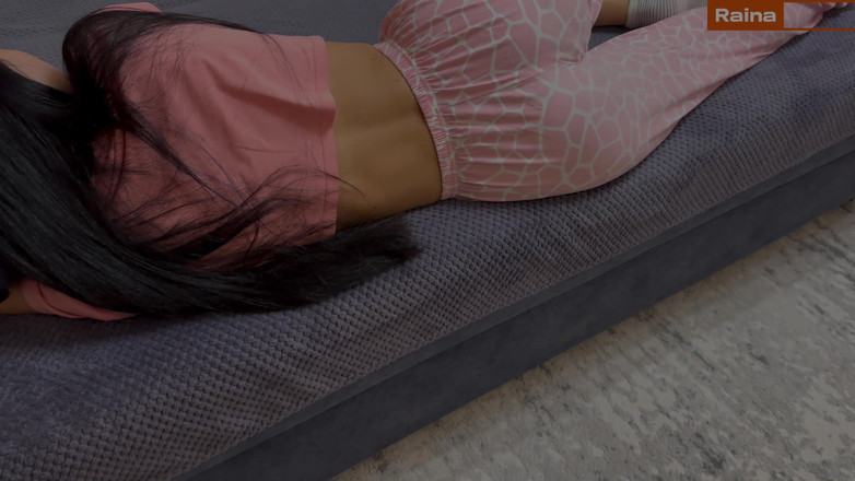 Raina_Lady: Üvey anne odasına geldiğinde üvey oğluna yardım ediyor