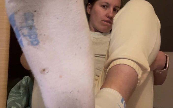 NicoleRay: Vuile sokken, voet snuiven