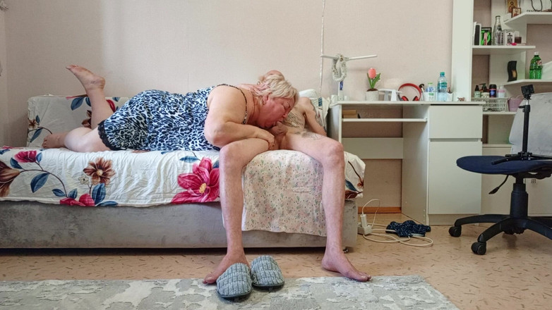 Zona901: 继母吮吸鸡巴并被射在喉咙里