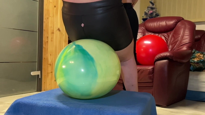 BeachBallsDuo: Huge Green Rubberball Suffered a Lot Under Our 230kg-500lbs Bodies!!