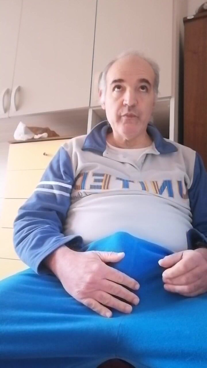 Setesesso7: मैं अपने सख्त लंड को झटका देता हूं और अपनी उंगलियां अपनी खुली गांड में डाल देता हूं