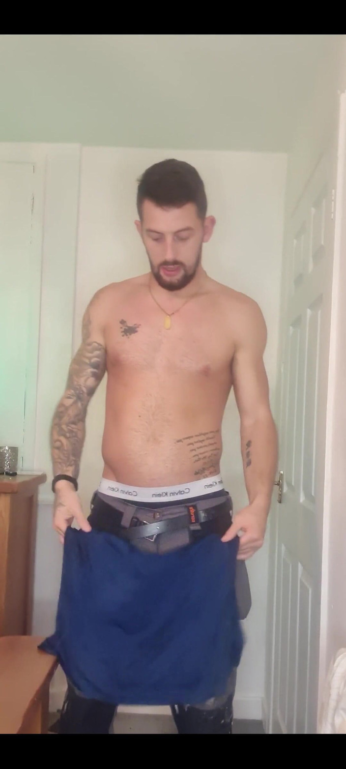 Englishtom20vip: Assista me levar meu uniforme de trabalho