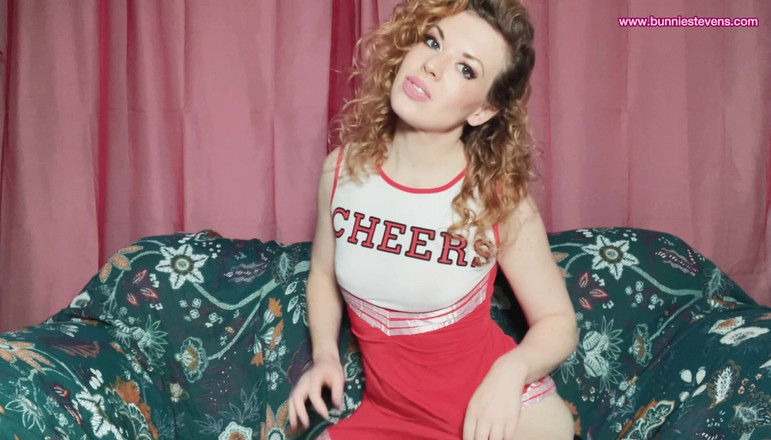 Bunnie Stevens: Majoretă auto-lovire, dezbrăcare și joc solo